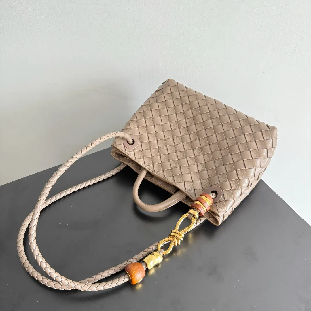 The new Andiamo batch of 3060 BV is shipped‼ ️The classic intercciato weaving process is used to create a soft bag, the metal knot is made of micro-cast aluminum using jewelry technology🪢, and the decorative beads are made of metal and hand-polished oak, allowing you to jump repeatedly between elegance and fun💃, making it unpredictable. Classic and versatile, it shows off your temperament, and the bag has a large capacity, making it very convenient for daily commuting! It has a variety of carrying methods, the shoulder straps can be adjusted by yourself, the original lambskin feels soft and delicate, and the unisex style breaks gender boundaries and brings a more practical and long-lasting use experience. The Andiamo, which has both elegant and casual styles, perfectly interprets the "fashionable old money style". Style number: 743568+wood hardware Color: pine cone brown Size: 25*22*10.5cm